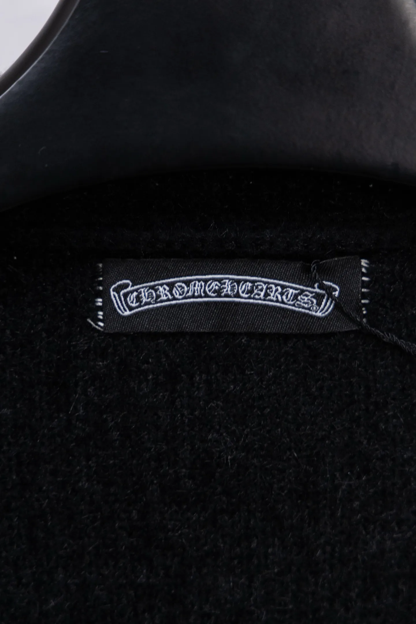 P300 Chrome Hearts CH Chrome Hearts 2026 new cross loose knitted V-neck cardigan Fabric: Made of plush textured knitted material, soft to the touch and with a lazy atmosphere; Decoration: Red, yellow, and black cross ornaments on the chest, paired with brand logo patches, which are iconic elements of street fashion brands (such as Chrome Hearts style), enhancing visual recognition; Version: Loose version + single-row metal button design, combining casual feeling and practicality. 2. Style and Adaptation Style: It combines dark street style and gentle knitted texture, which belongs to the tone of "sweet and cool mix"; Scenario: Can be worn with a T-shirt/suspender to create a daily street look, or can be layered with a shirt for light casual wear. Color: Black White Size: M L XL